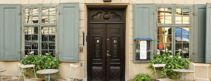 大门上挂镜子什么时候挂最好【镜子挂在门头上面有什么讲究】