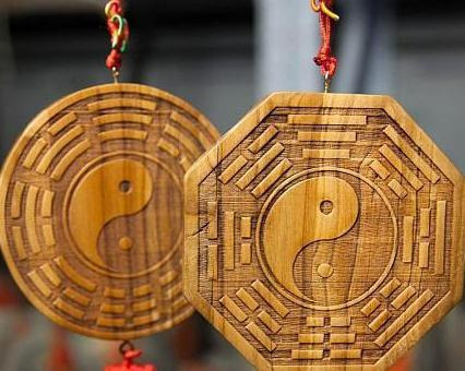 大门上挂镜子什么时候挂最好【镜子挂在门头上面有什么讲究】