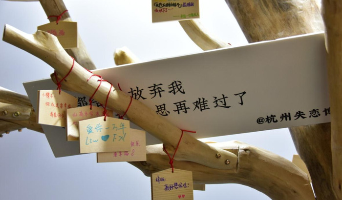 关于爱情伤感扎心的话【经典爱情扎心句子】