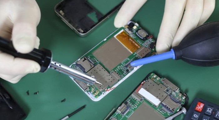 手机屏幕老是一闪一闪的什么情况【手机屏幕闪屏是什么原因】