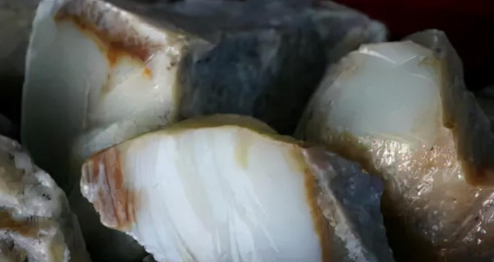 和田玉籽料和山料区别【和田玉籽料和山料的密度一样吗】