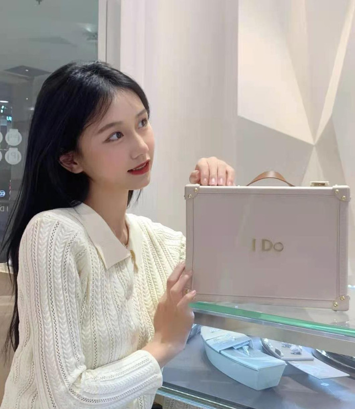 结婚戒指女方戴哪个手上【已婚女人戒指戴在哪个手指最适合】