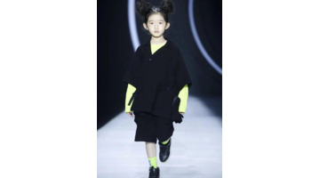 时装秀表演节目【模特步的基本步法】