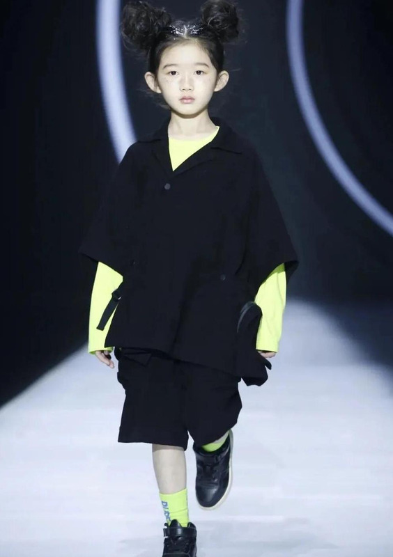 时装秀表演节目【模特步的基本步法】