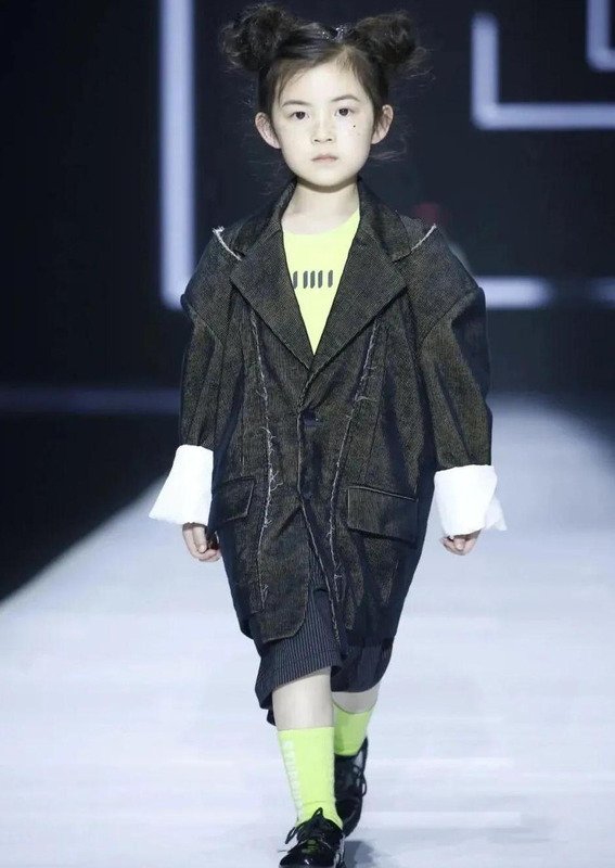 时装秀表演节目【模特步的基本步法】