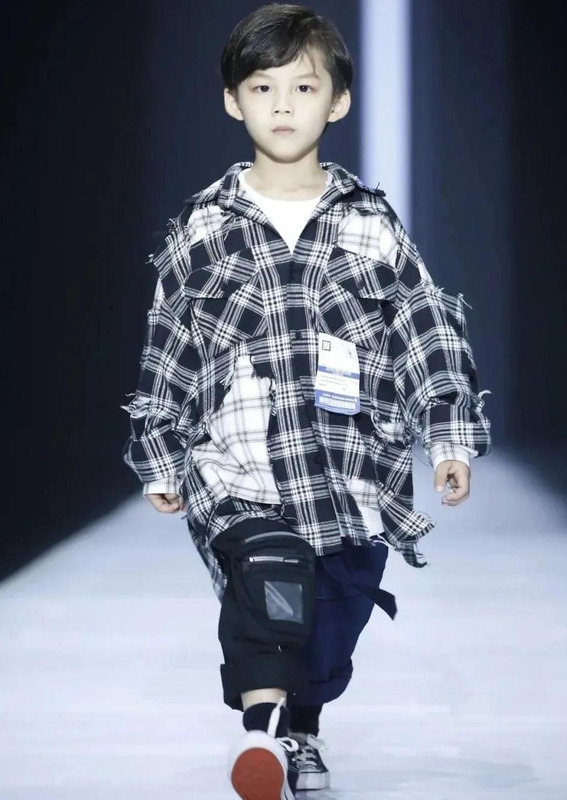 时装秀表演节目【模特步的基本步法】