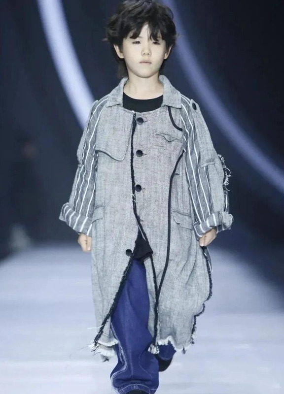 时装秀表演节目【模特步的基本步法】