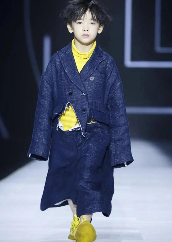 时装秀表演节目【模特步的基本步法】