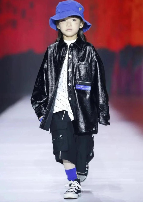 时装秀表演节目【模特步的基本步法】