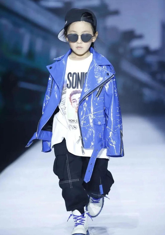 时装秀表演节目【模特步的基本步法】