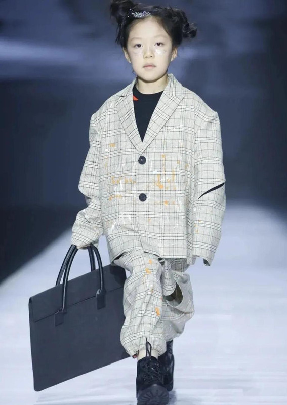 时装秀表演节目【模特步的基本步法】