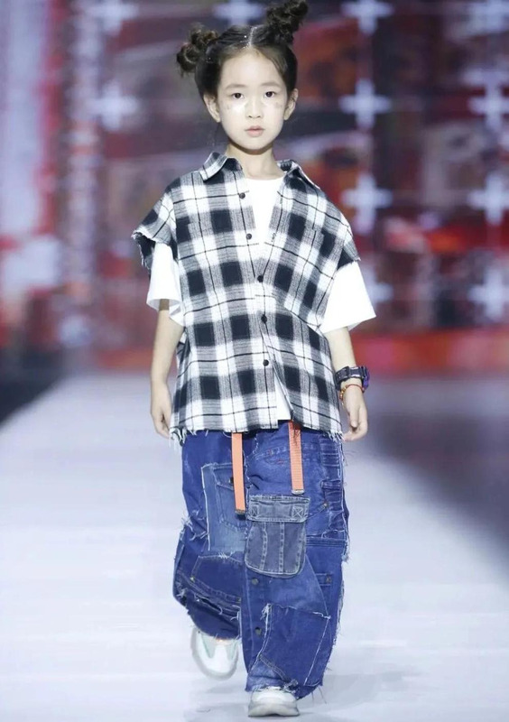 时装秀表演节目【模特步的基本步法】