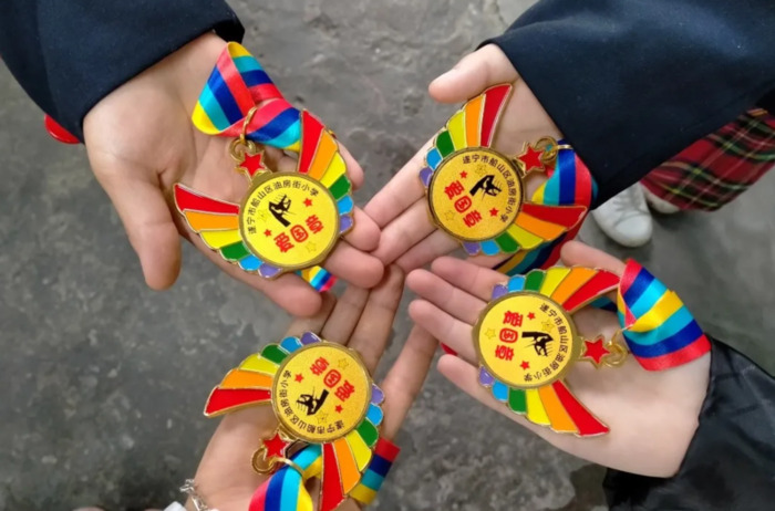 一年级小学生争章感言20字【小学生争章成长章感言100字】