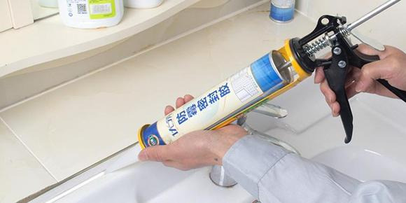 塑钢泥和玻璃胶哪个好施工【塑钢泥和玻璃胶哪个好用】