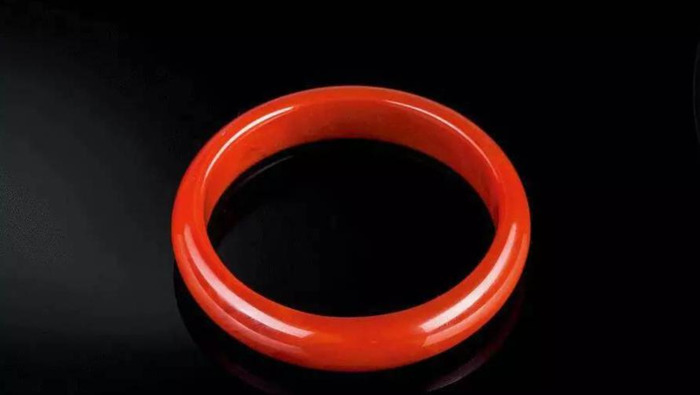 南红为什么戴右手【南红手链佩戴左手还是右手】