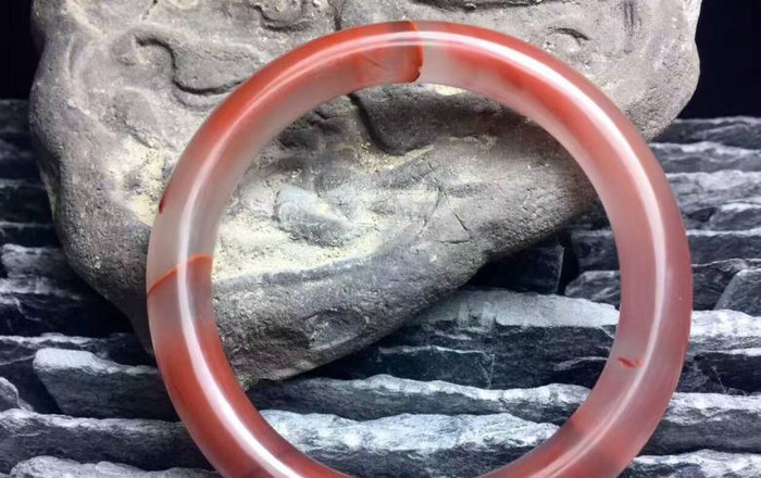 南红为什么戴右手【南红手链佩戴左手还是右手】