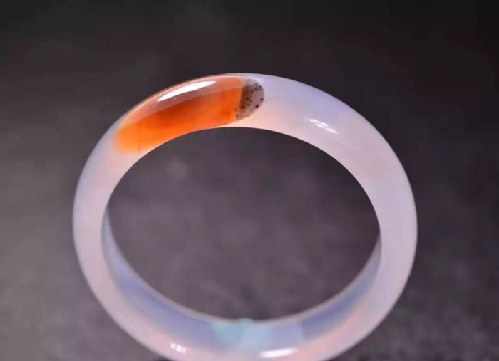 南红为什么戴右手【南红手链佩戴左手还是右手】