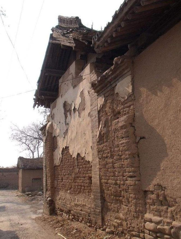 女人梦到儿时住的老屋说说【女人梦到儿时住的老屋被别人开墙开门居住】