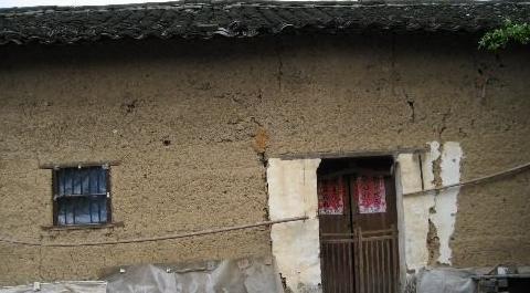 女人梦到儿时住的老屋说说【女人梦到儿时住的老屋被别人开墙开门居住】