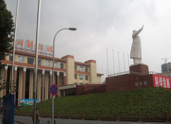 成都晚上住在宽窄巷好还是春熙路好【春熙路与宽窄巷子哪里更繁华】