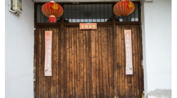 楼房左侧有电线杆青龙【大门左右都有电线杆】