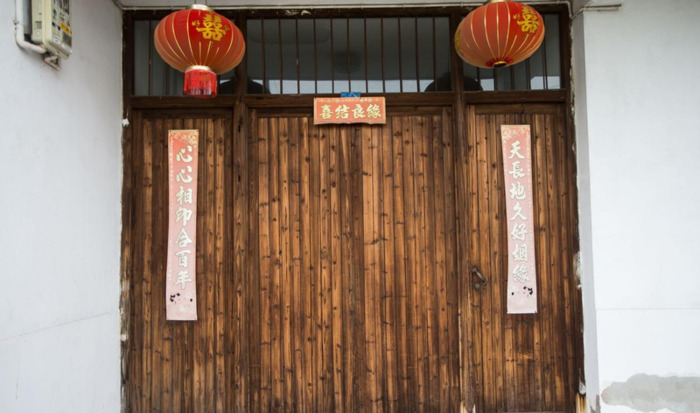 楼房左侧有电线杆青龙【大门左右都有电线杆】