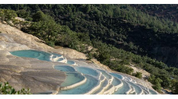 泸沽湖和香格里拉哪个更值得去夏天【泸沽湖和香格里拉哪个更值得去10月】