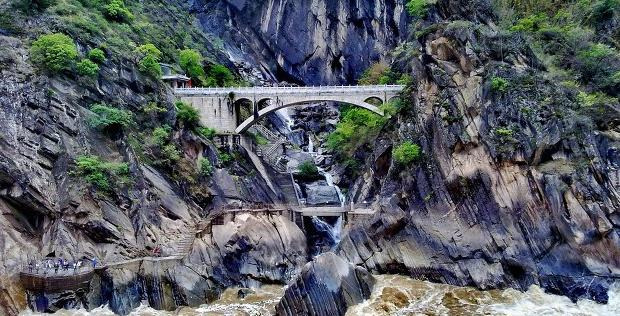 泸沽湖和香格里拉哪个更值得去夏天【泸沽湖和香格里拉哪个更值得去10月】