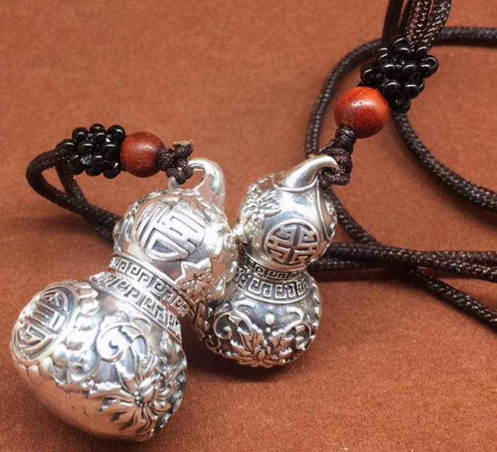 银子发黄是不是真的【银子偏黄是真的吗】