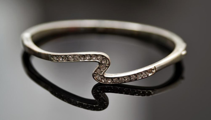 手镯戴左手还是戴右手比较好男【手镯戴左手还是戴右手比较好银】