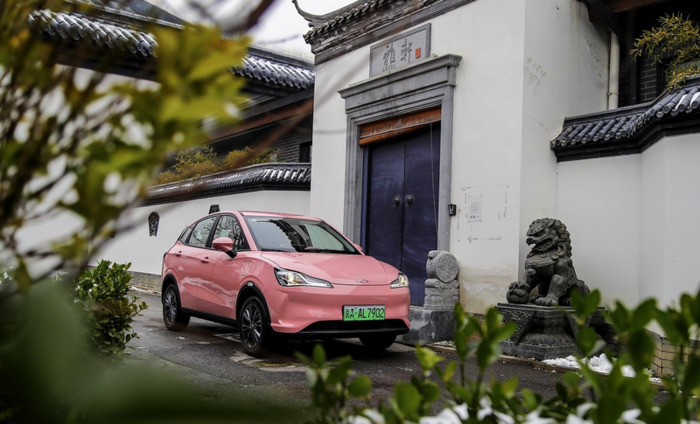 neta汽车粉色车【哪吒neta汽车】