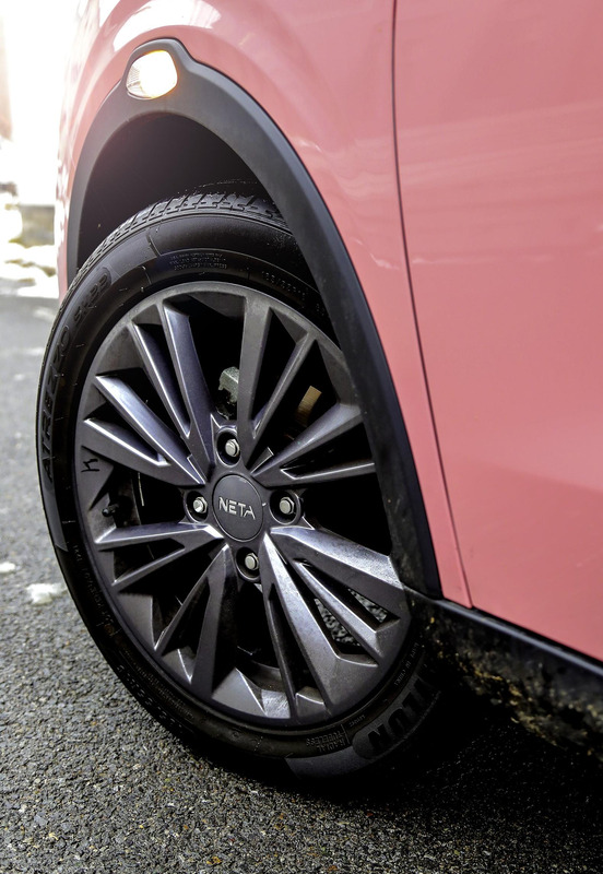 neta汽车粉色车【哪吒neta汽车】