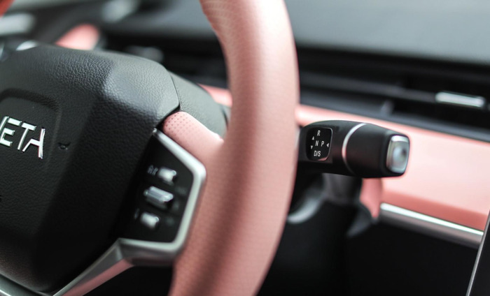 neta汽车粉色车【哪吒neta汽车】