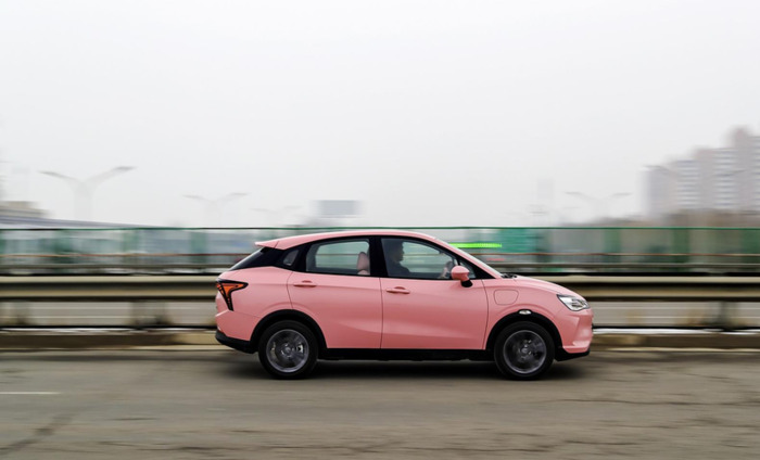 neta汽车粉色车哪吒neta汽车