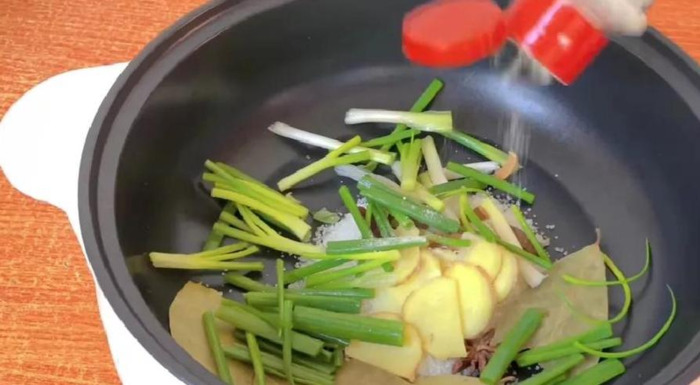 晒腊肉需要烫一下开水吗【晒腊肉怎么做好吃】