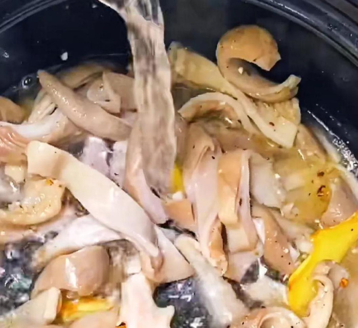 猪肚鸡的制作方法及配料视频可以加鱼胶和高丽参【猪肚鸡的制作方法及配料视频红烧】