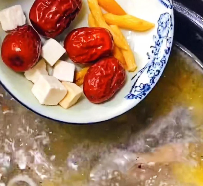 猪肚鸡的制作方法及配料视频可以加鱼胶和高丽参【猪肚鸡的制作方法及配料视频红烧】