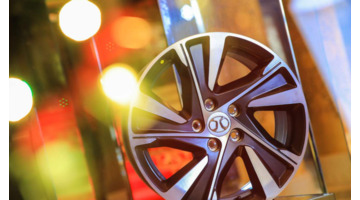 凯迪拉克车标和保时捷车标的区别【凯迪拉克车标什么样】