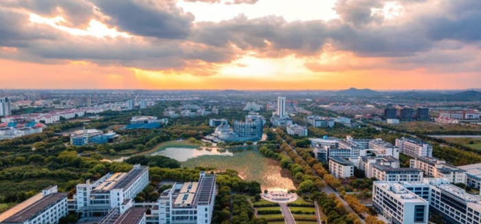 东华大学校徽中的线条代表了?【东华大学校徽线条】