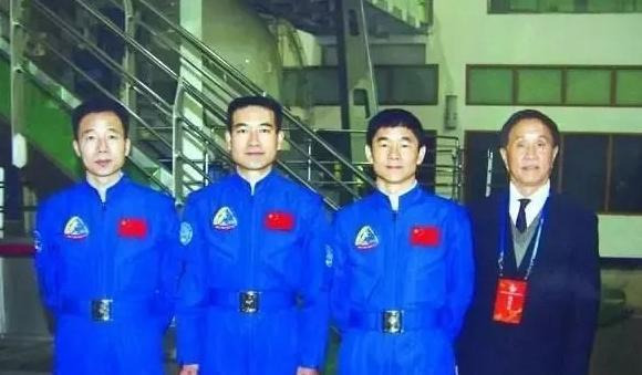 东华大学校徽中的线条代表了?【东华大学校徽线条】