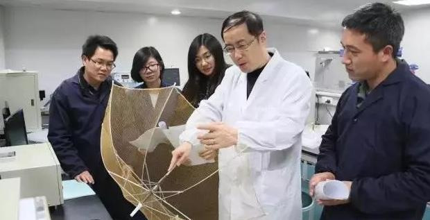 东华大学校徽中的线条代表了?【东华大学校徽线条】