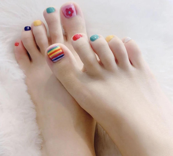 脚的照片怎么拍【脚趾美甲图片】