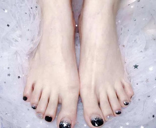 脚的照片怎么拍【脚趾美甲图片】