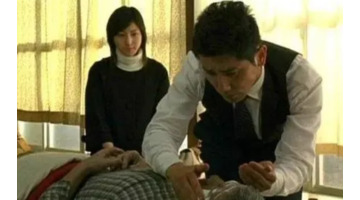 老人临终不能摸手道东【老人临死前可以摸他手吗】