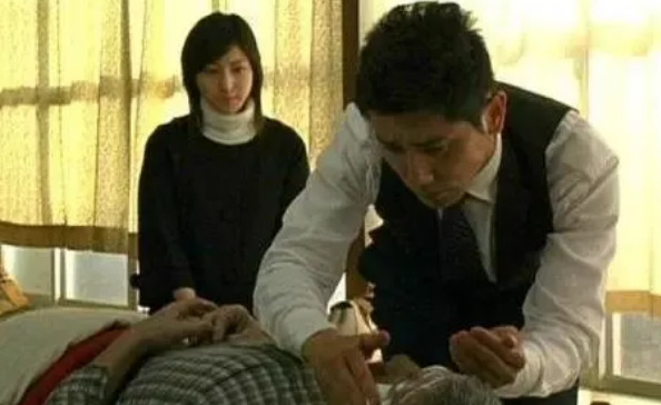 老人临终不能摸手道东【老人临死前可以摸他手吗】