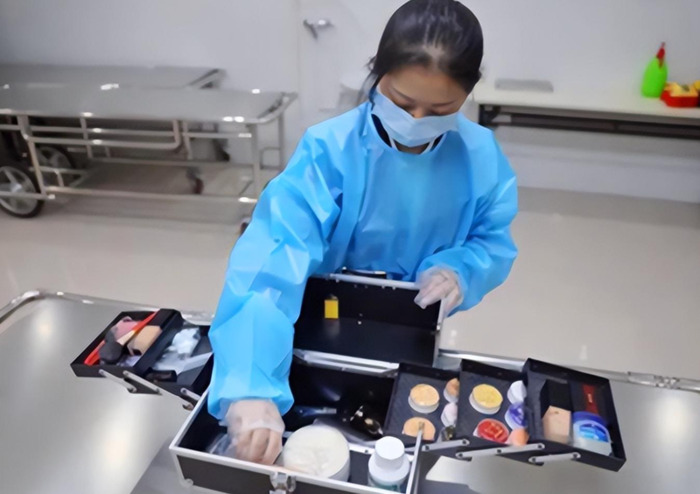 老人临终不能摸手道东【老人临死前可以摸他手吗】