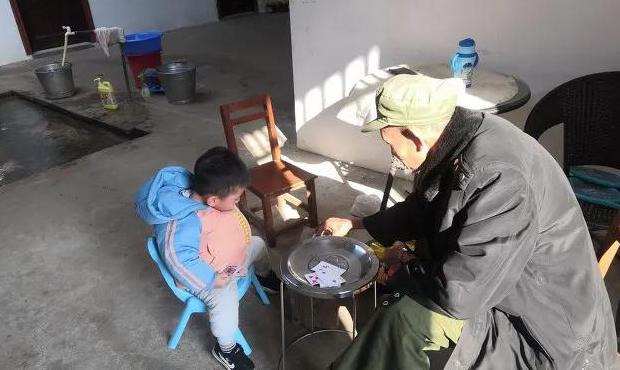 赞美隔代亲经典句子【有一种爱叫隔代亲的句子】