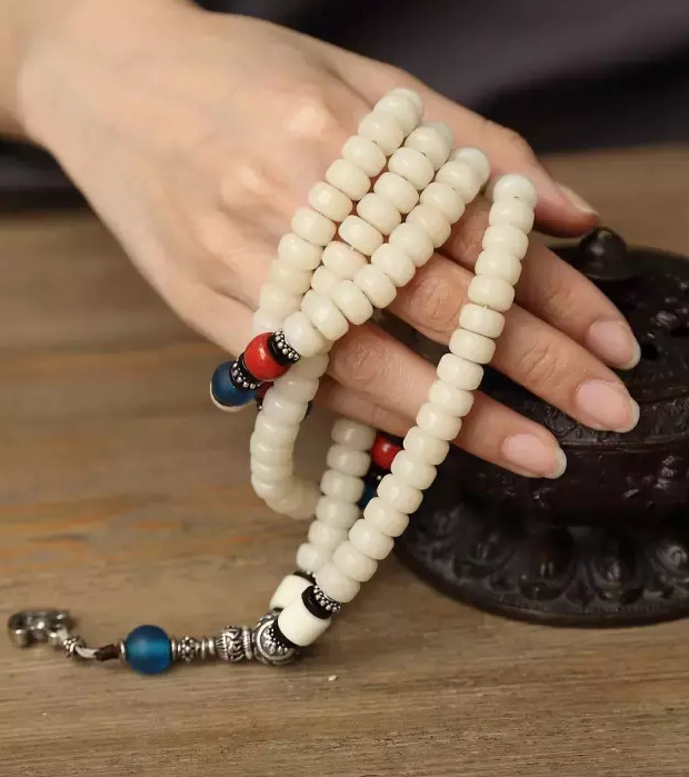 白菩提手串的作用与功效【白玉菩提手串佩戴讲究】