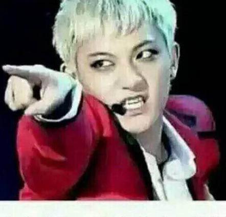 女孩发抠鼻表情【女生抠鼻是什么意思】