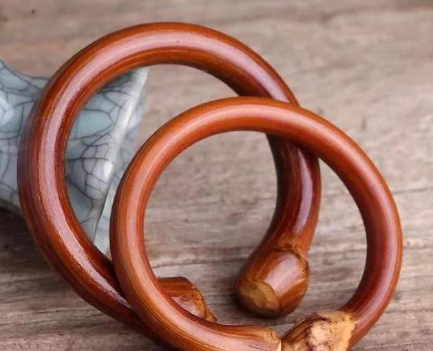 鸡血藤手镯啥样的好【鸡血藤手镯千万不能入手】